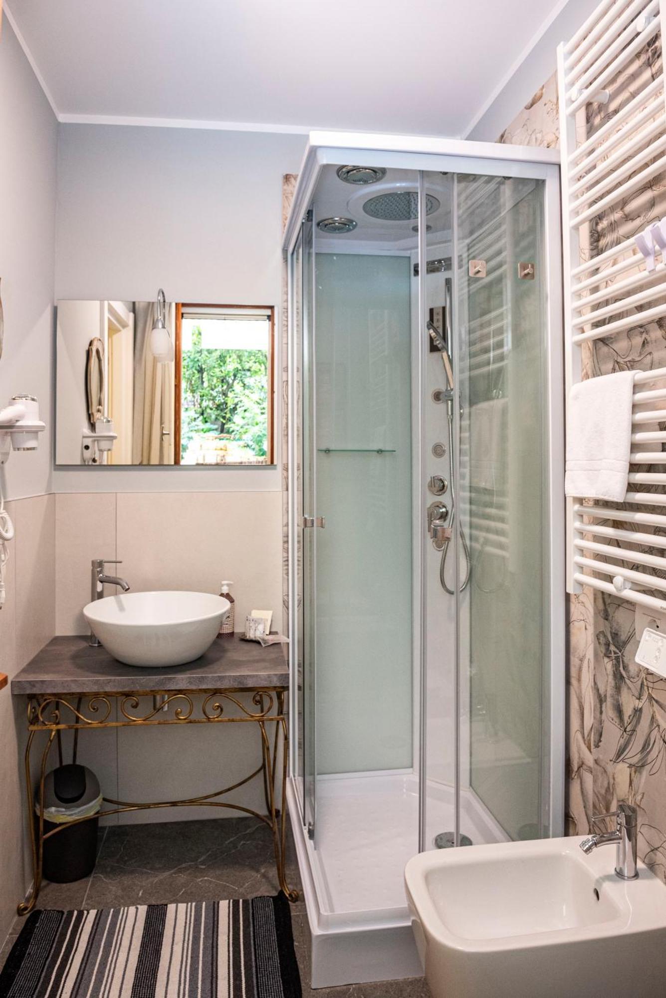 Fiordiloto B&B 4 Stars Alba  Rom bilde